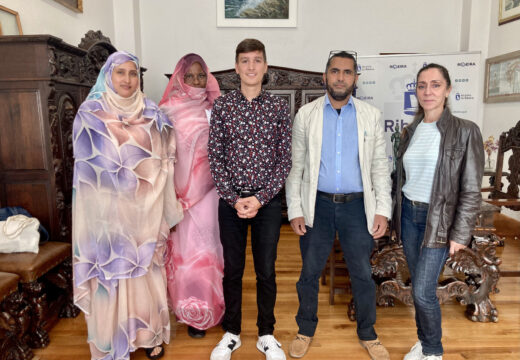 A comunidade de mauritanos reúnese co alcalde de Ribeira